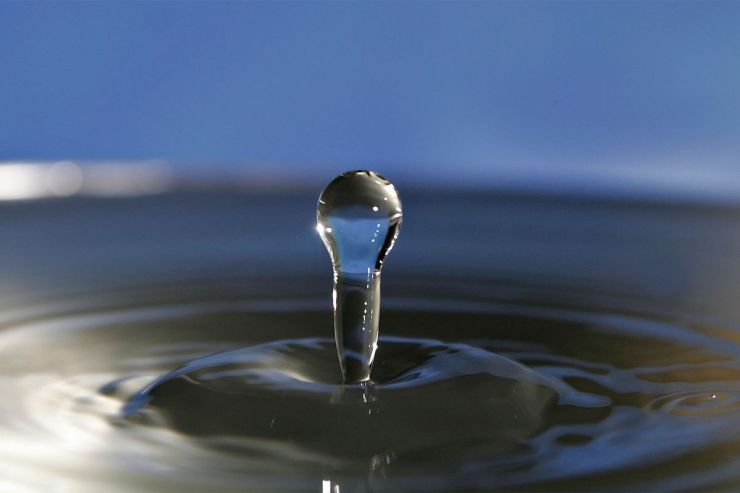 1200px-Water_droplet_blue_bg05
